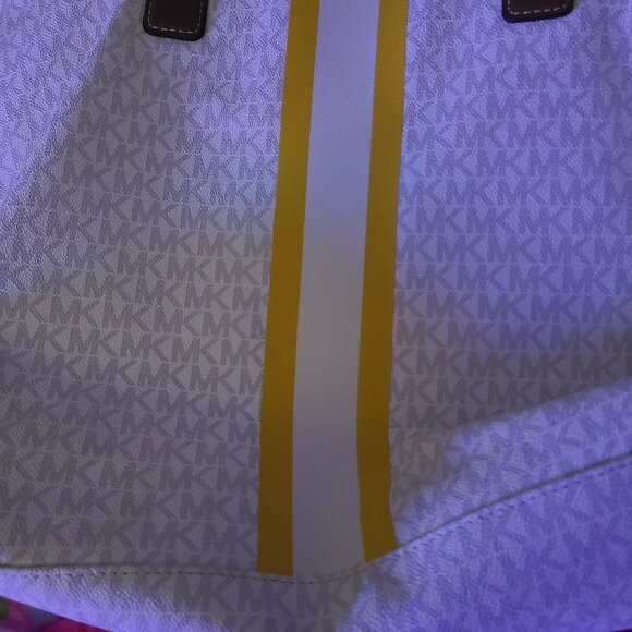Michael Kors Pocket Book - Picture 1 of 4